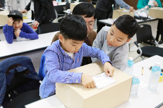 지난 29일 서울 소공동에 있는 ㈜한진 본사에서 패밀리데이에 참석한 직원 자녀가 택배보내기 체험을 하고 있다. <㈜한진 제공>